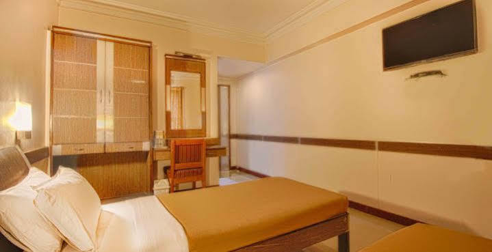 Hotel Parth Residency Ahmedabad Esterno foto