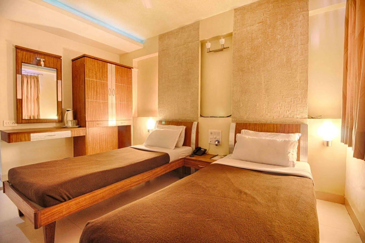 Hotel Parth Residency Ahmedabad Esterno foto