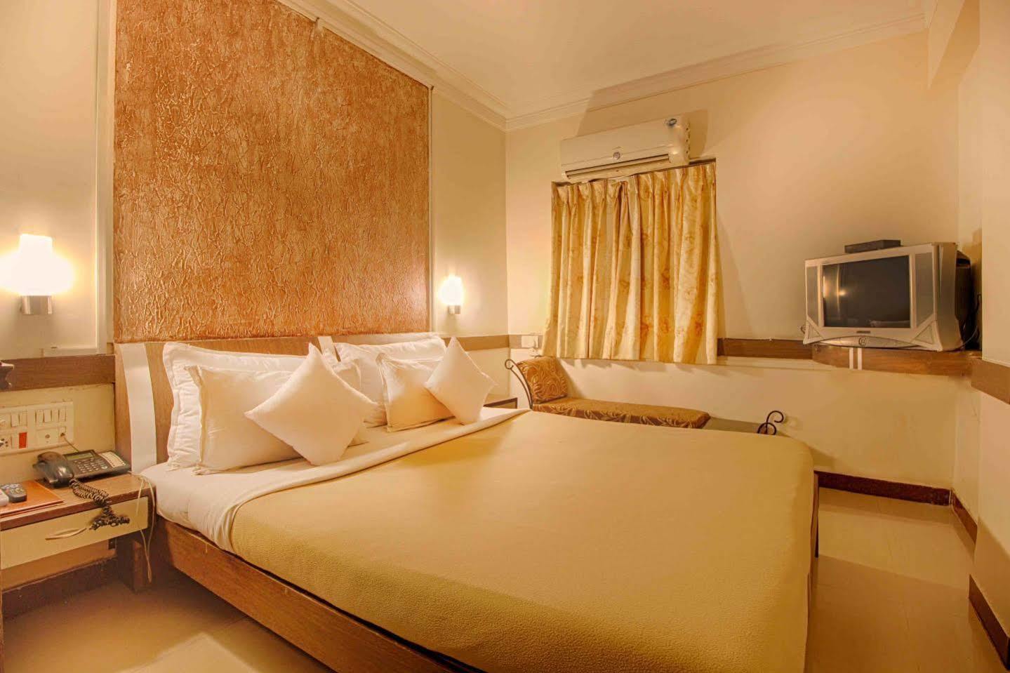 Hotel Parth Residency Ahmedabad Esterno foto
